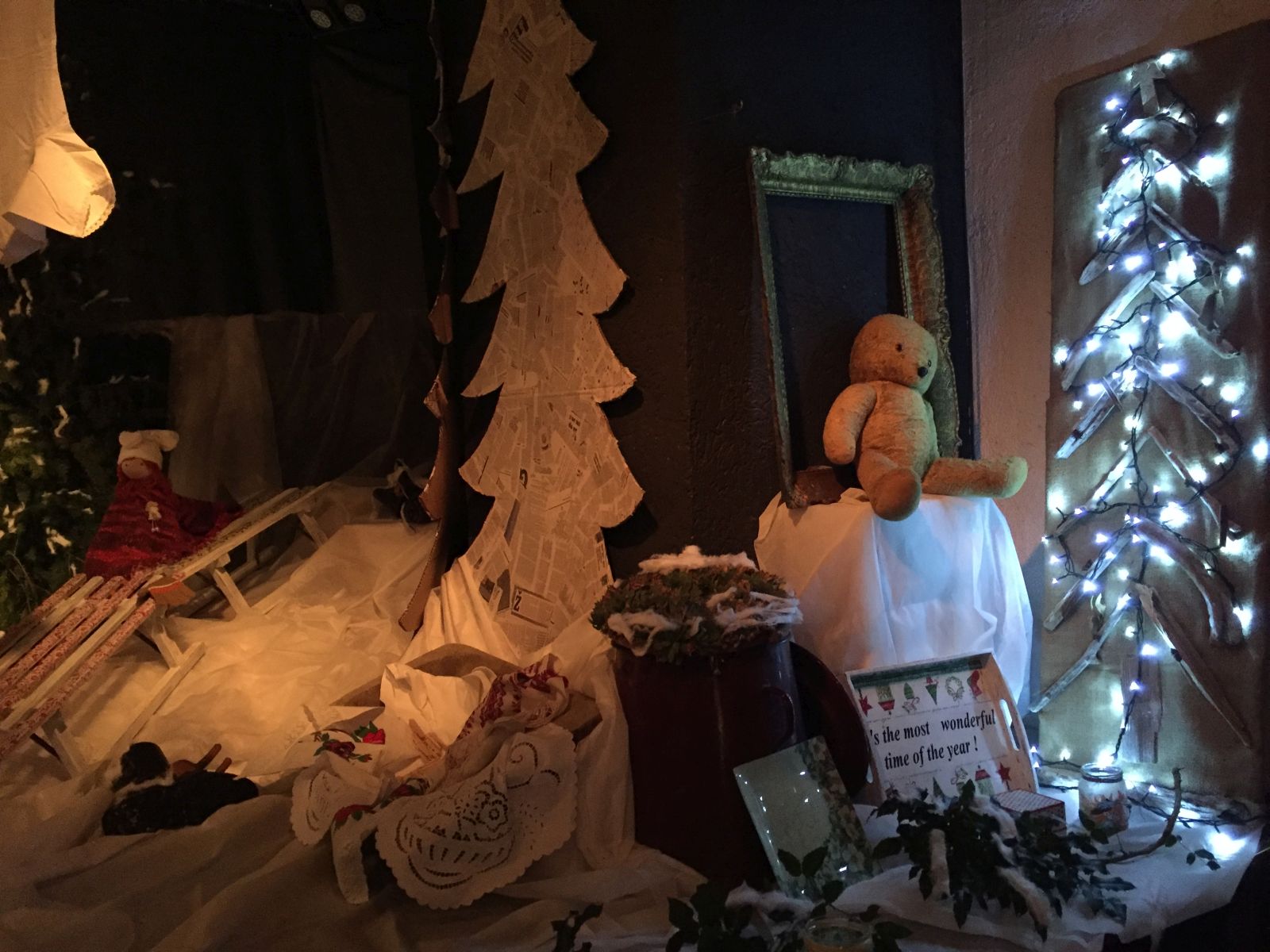 img_9035_bajkovit_bozic_izlozba_klub_kulture_2016