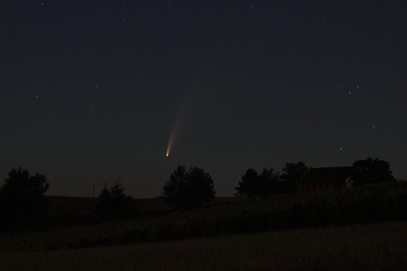 Komet NEOWISE nad Širokim Brezjem u ranu zoru 10. srpnja (foto Martin Vujić, Perzeidi)