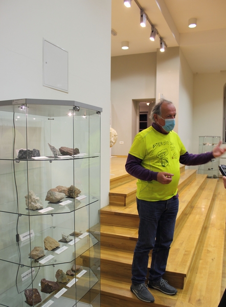 Profesor Tihomir Marjanac otvara izložbu impaktnih stijena 6. studenoga u zgradi Turističke zajednice u Križevcima. Izložba je otvorena do kraja studenoga (foto Martin Vujić)