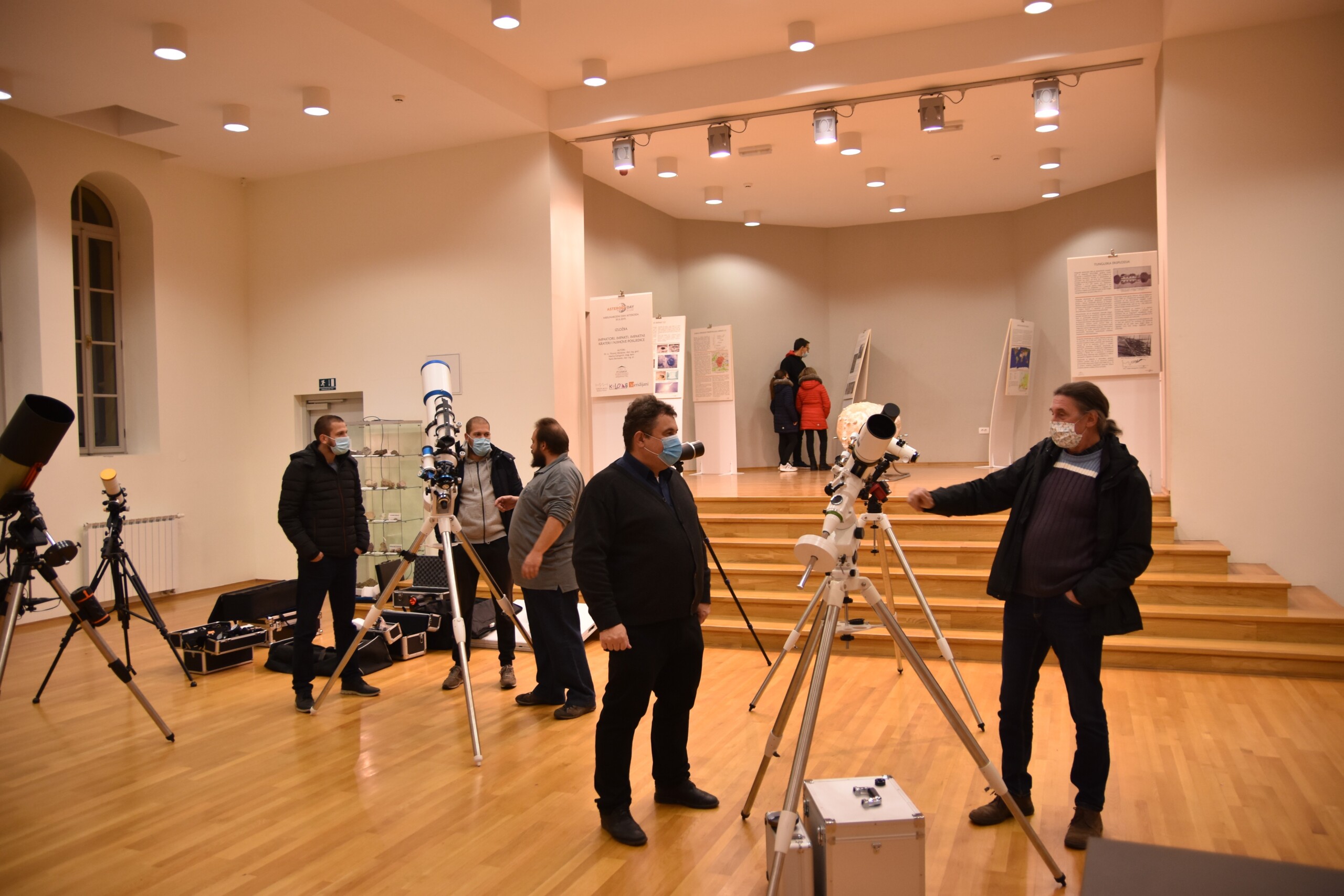 Izložba u izložbi - posljednjeg dana izložbe o impaktima Perzeidi su izložili i astronomsku opremu (foto Andrej Dundović)