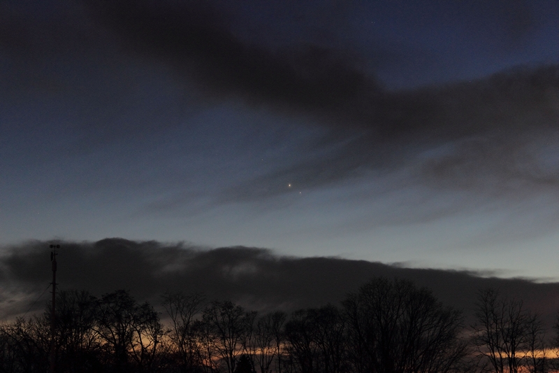 Jupiter i Saturn nad gradom, snimljeni s Ratarne 26. prosinca 2020. (foto Martin Vujić)