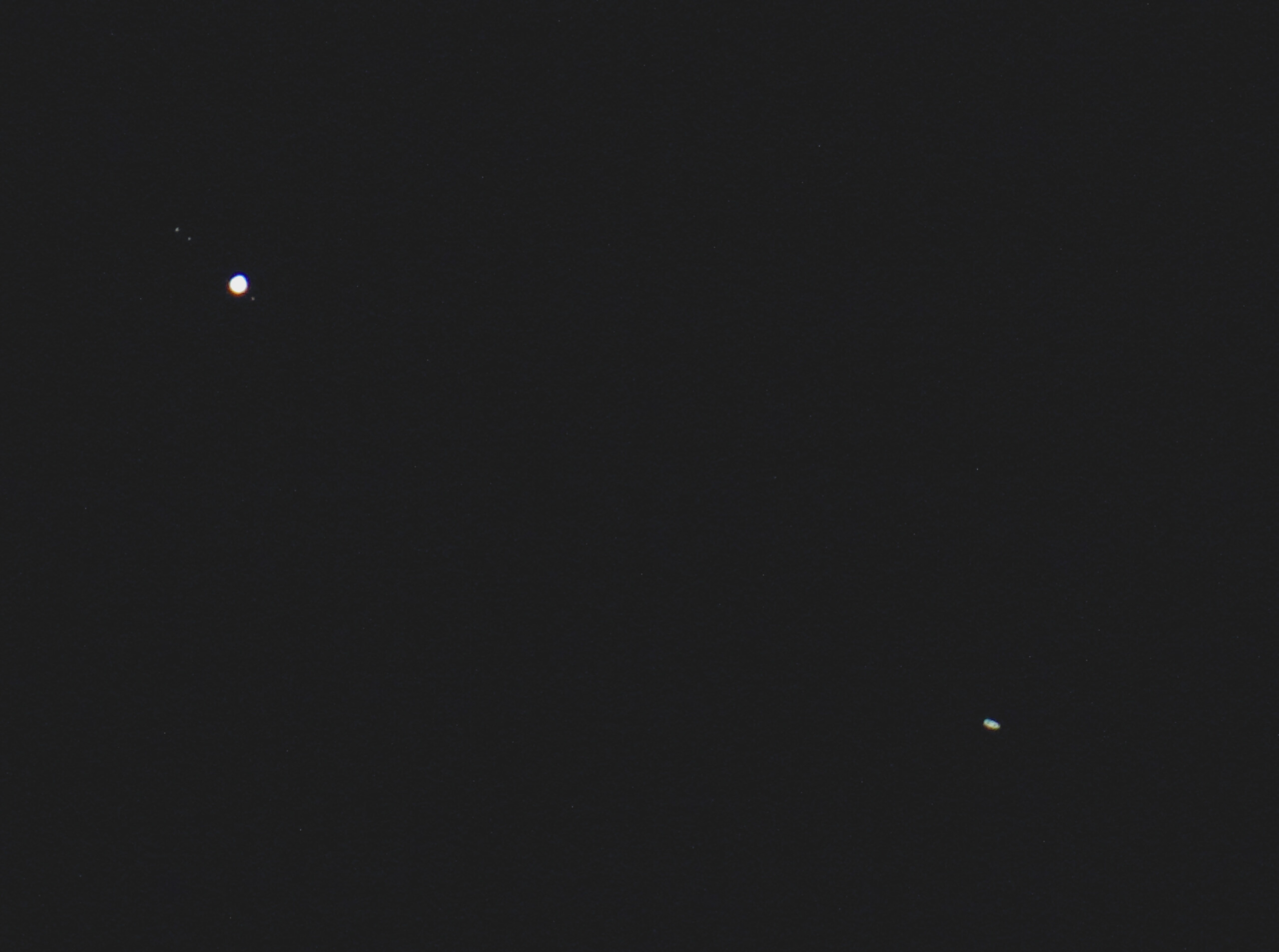 Jupiter i Saturn pet dana nakon konjunkcije, 26. prosinca, još uvijek u istom vidom polju teleskopa (foto Martin Vujić)