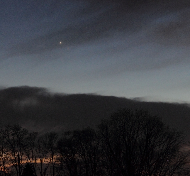 Jupiter i Saturn snimljeni s Ratarne nad Križevcima 26. prosinca prošle godine. Sad se njima pridružio i Merkur ali oblačno nebo danima nam ne dopušta da i to vidimo (foto M. Vujić)
