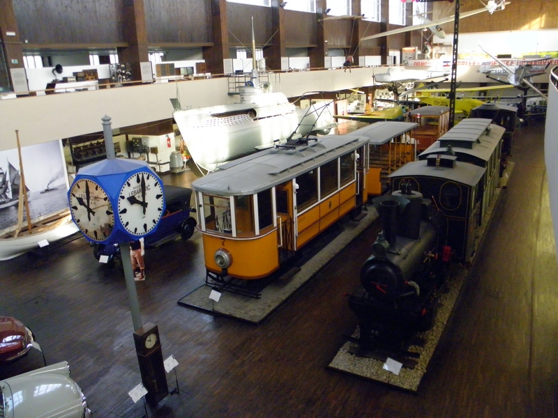 Lokomotiva Samoborčeka s jednim vagonom u Tehničkom muzeju u Zagrebu (uz žuti dubrovački tramvaj) (foto R.Matić)