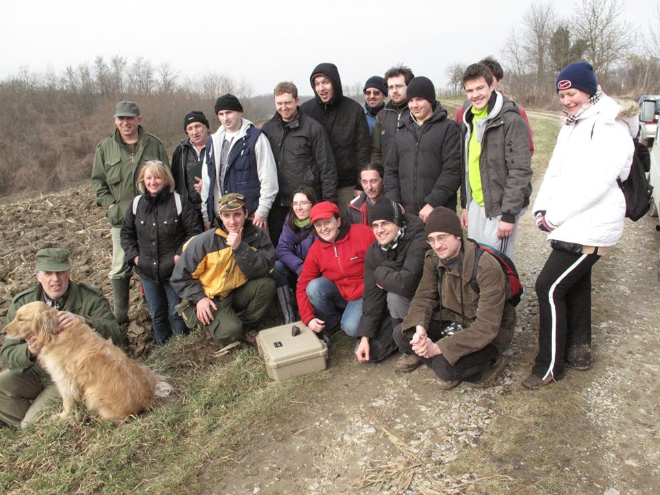 Ekipa koja je pronašla meteorit (na kovčegu), 20. veljače 2011. Korado Korlević prvi s lijeva, s psom (foto iz arhive Perzeida)