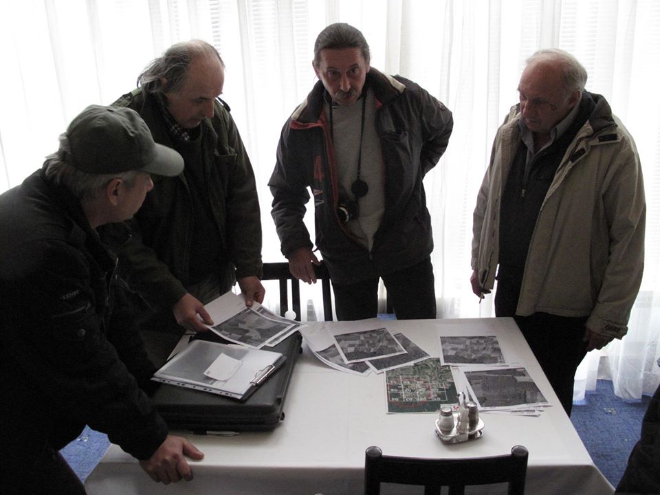Korado Korlević izlaže plan potrage z meteoritom prije izlaska na teren 13. veljače 2011. godine (foto iz arhive Perzeida)