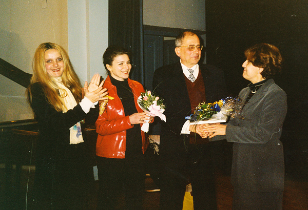 Dubravko Detoni poslije koncerta u Križevcima na svoj rođendan 22. veljače 2000. godine (fotografija preuzeta s mh-krizevci.hr)