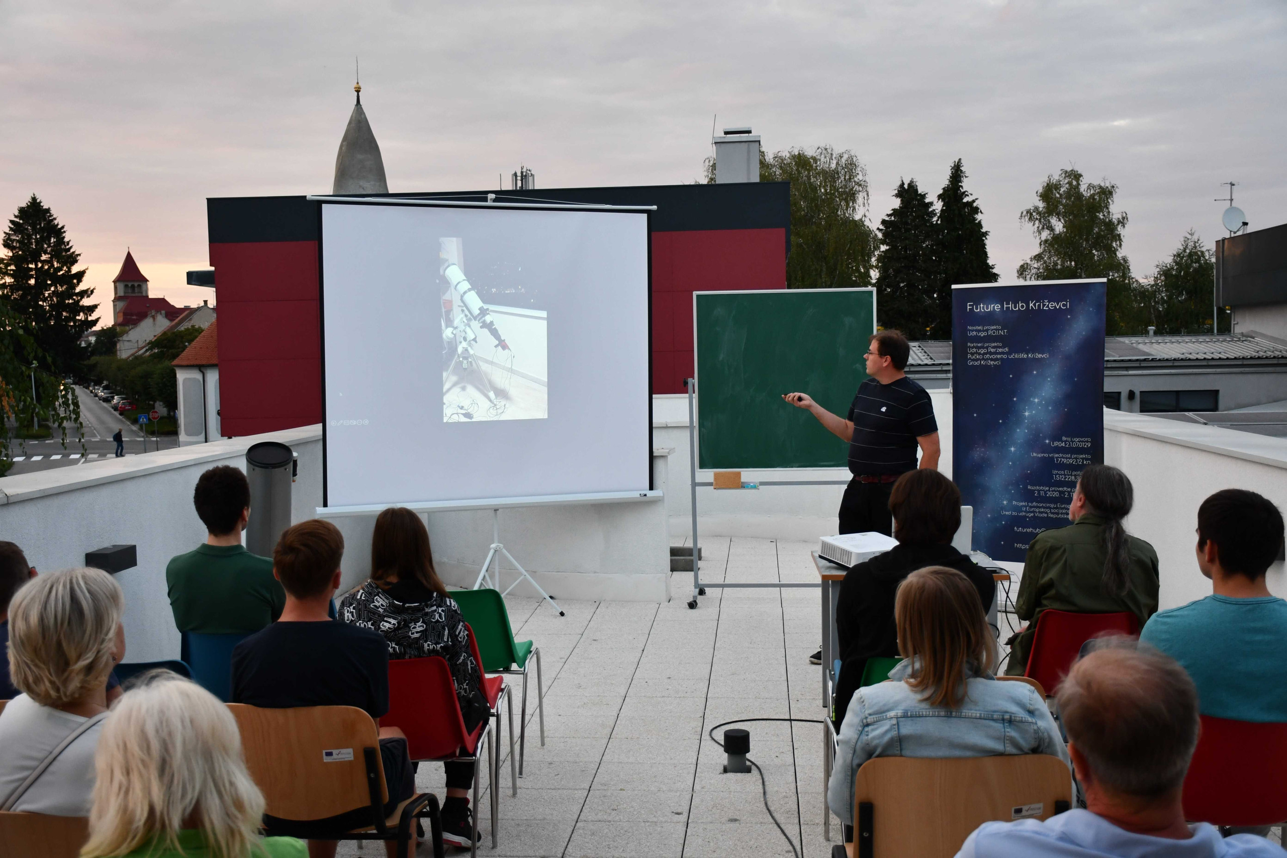 Miroslav Horvat prenosi svoja iskustva s astrofotografijom na Ljetnoj školi: Razgovori o Kozmosu 2. rujna na krovu križevačke zvjezdarnice (foto Andrej Dundović)