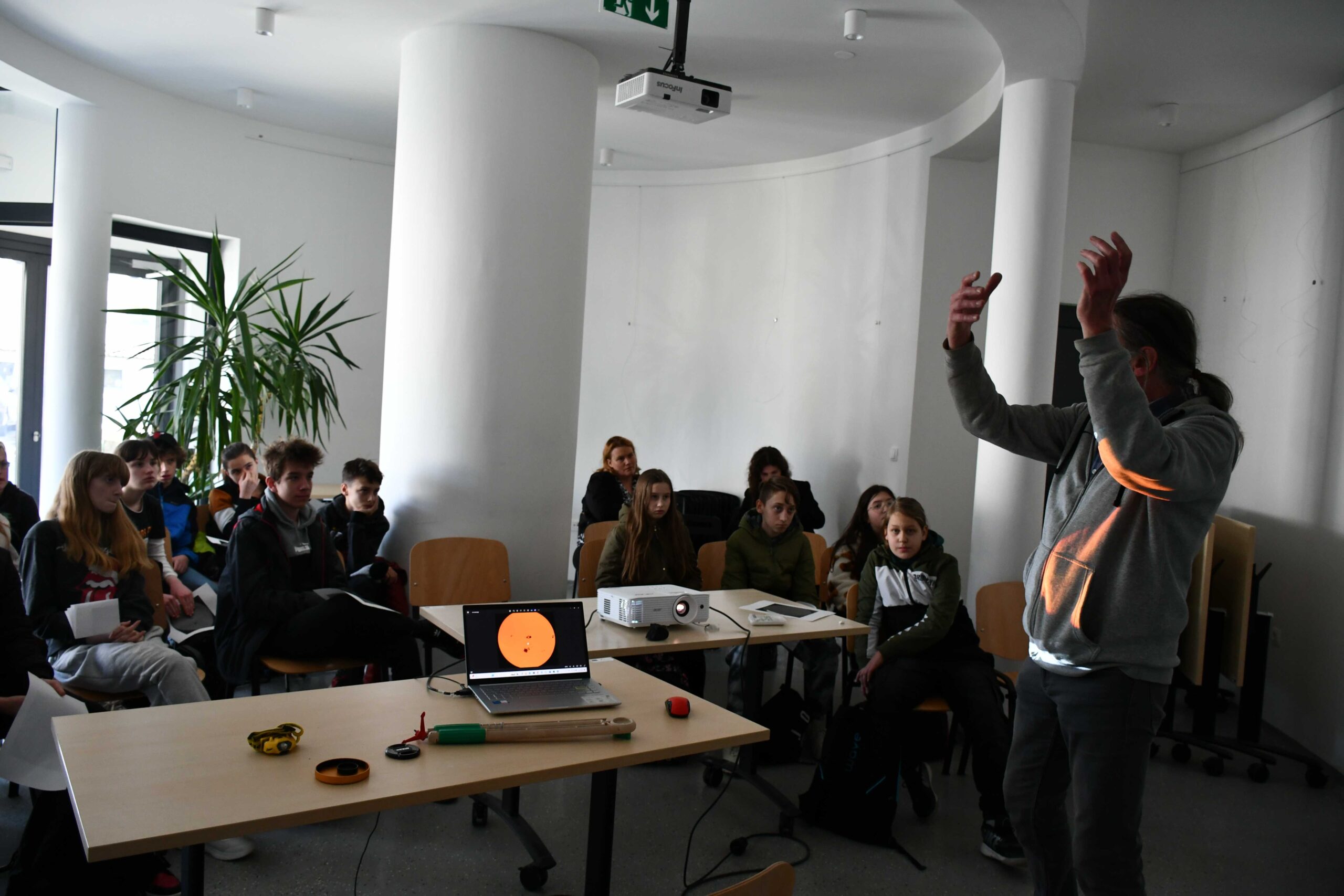 Mladi Koprivničanci proučavaju Sunčeve pjege na križevačkoj zvjezdarnici (foto Martin Topljak, 20. ožujka 2024.)