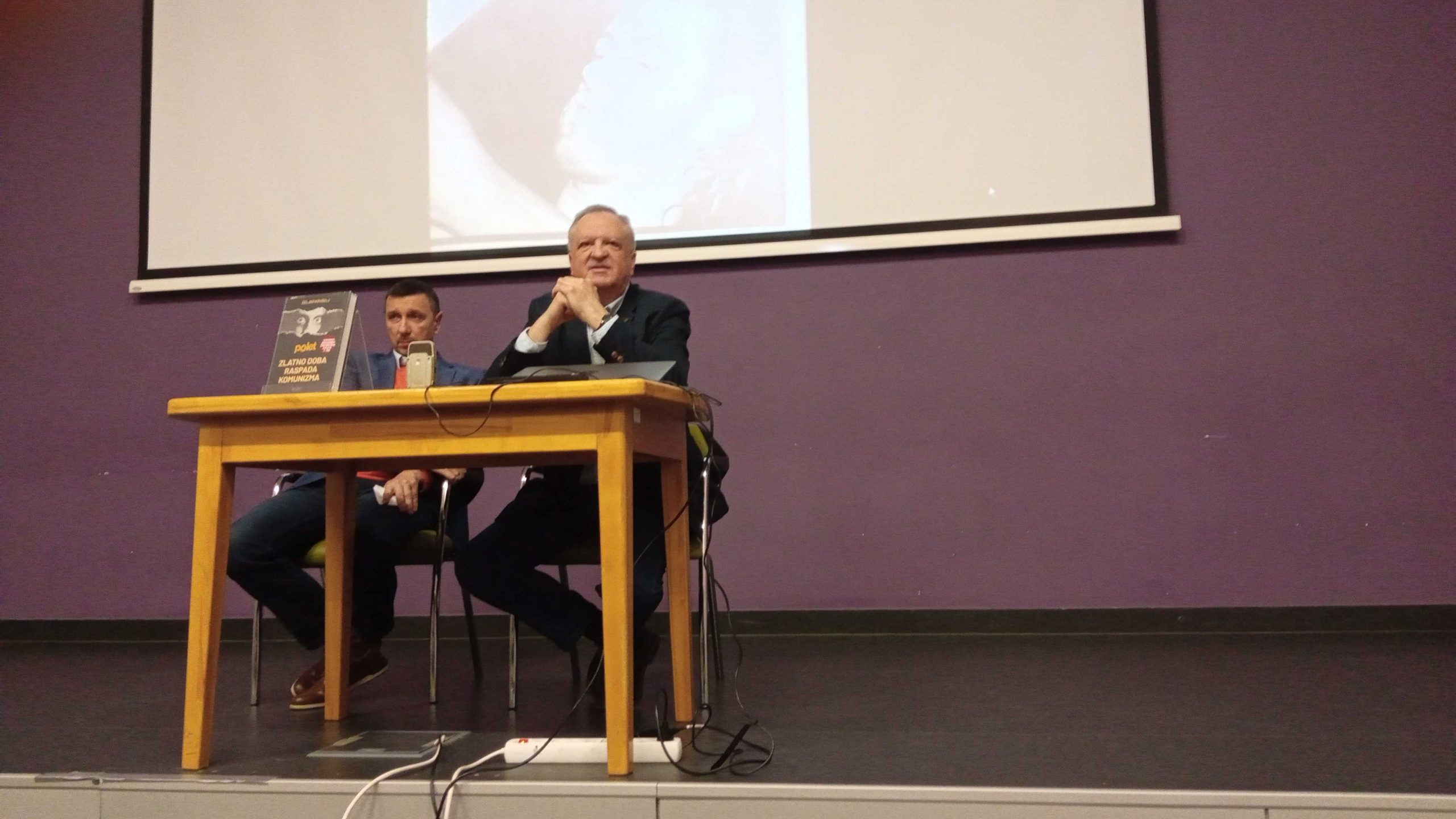 Dr.sc. Krešimir Lacković i dr.sc. Željko Krušelj predstavljaju knjigu o časopisu Polet 27. ožujka (foto R. Matić)