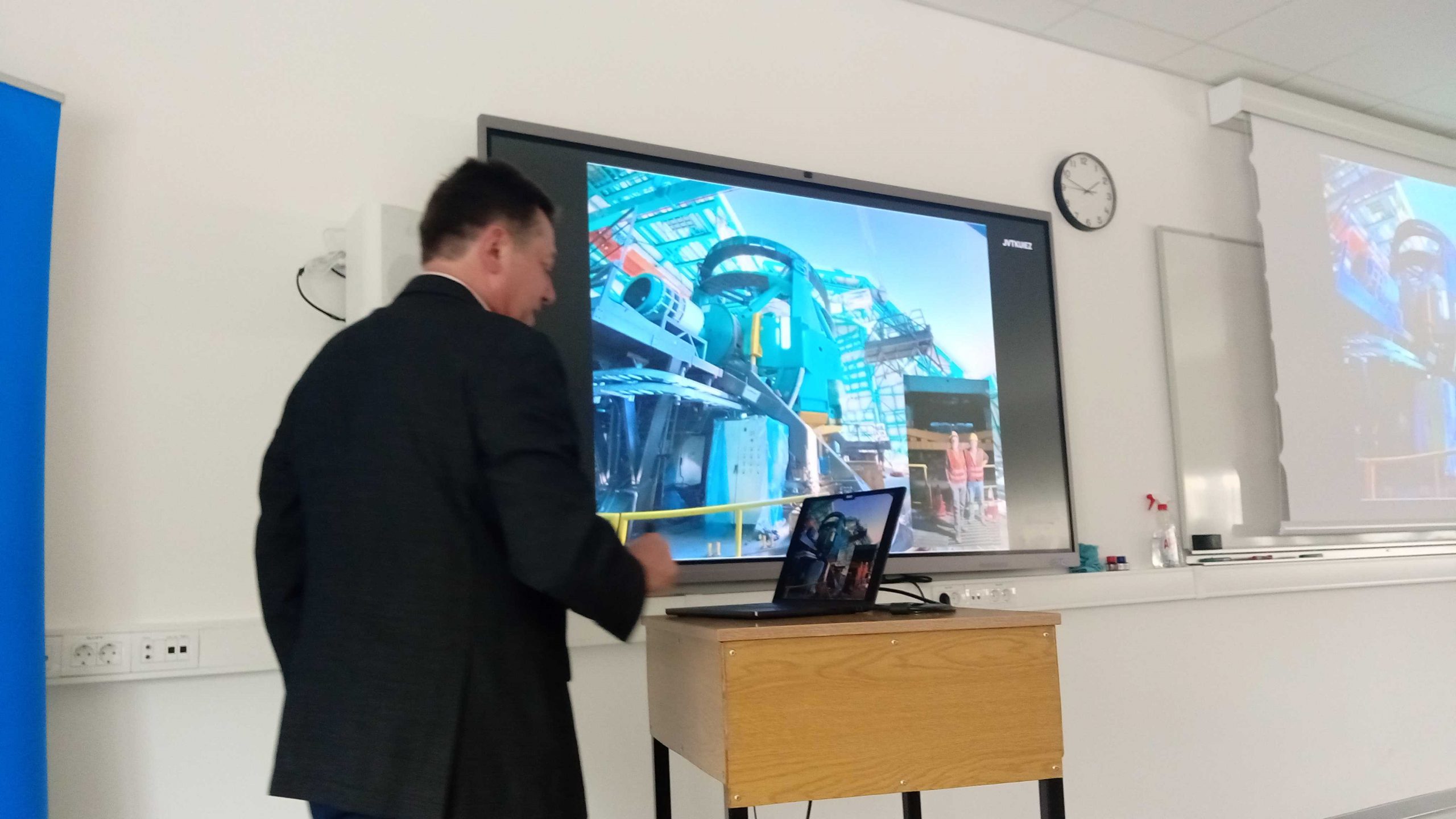 Prof. Željko Ivezić, direktor Opservatorija Vera Rubin govori o teleskopu Opservatorija 21. svibnja 2025. (foto R. Matić)