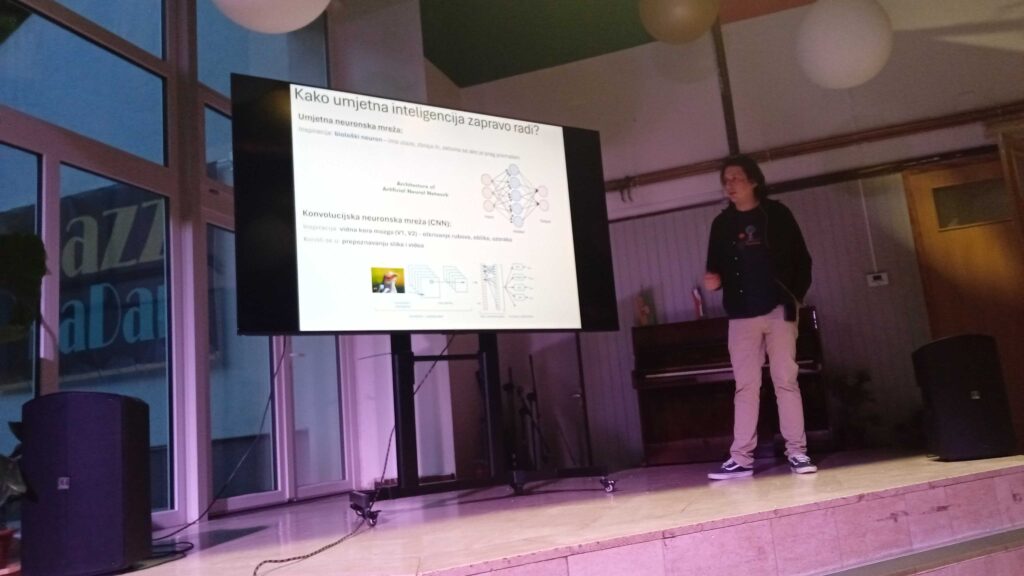 Doc. dr. sc. Nikola Habek na festivalu 10 dana astronomije u Daruvaru 17. svibnja 2025. (foto R. Matić)