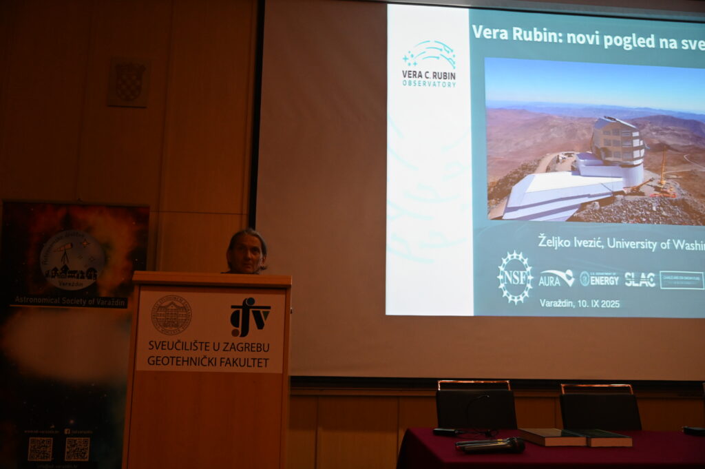 Dr.sc. Neven Soić s Instituta Ruđer Bošković predstavlja prof. Željka Ivezića u Varaždinu 10. rujna 2025. (foto A. Dundović)