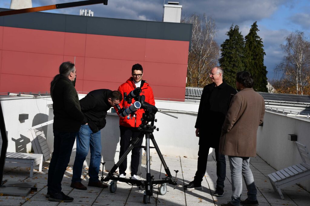 Posjet profesora Ivice Puljka i Tonija Šćulca križevačkoj zvjezdarnici 27. studenoga 2025. (foto Martin Topljak)