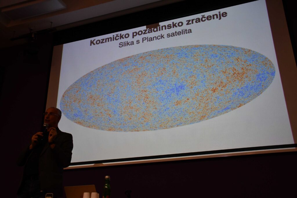 Prof. Ivica Puljak u Gradskoj knjižnici u Križevcima 26. studenoga 2025. (foto R. Matić)