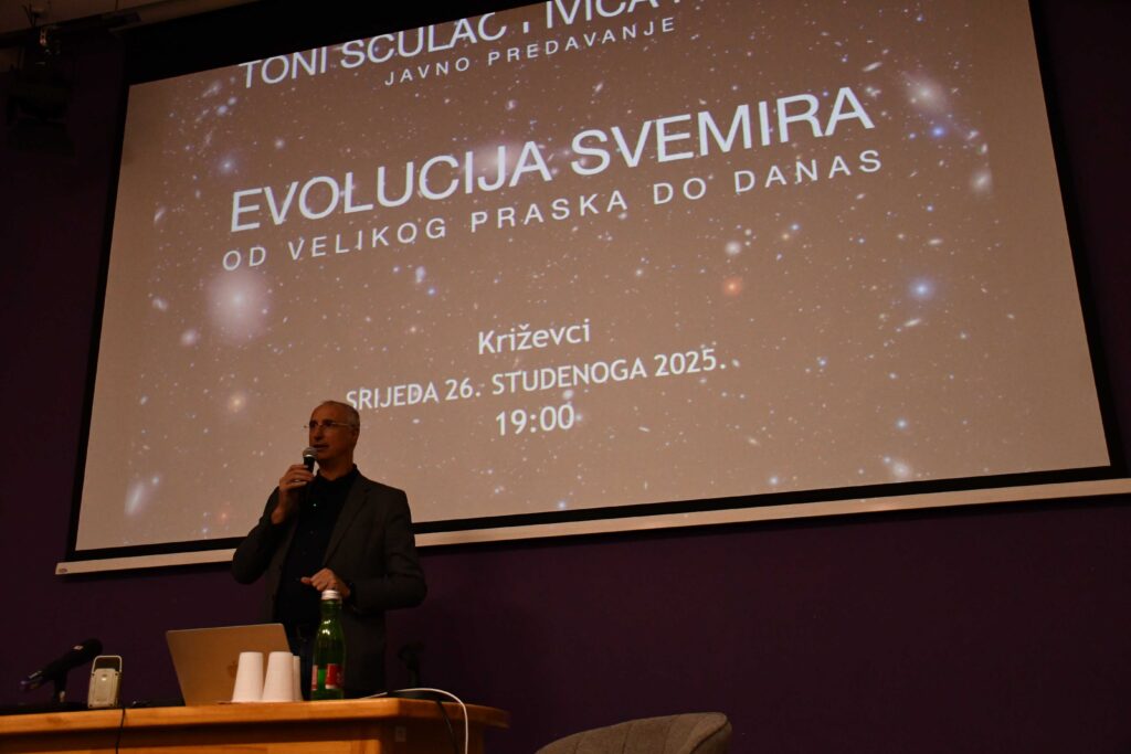 Prof. Ivica Puljak u Gradskoj knjižnici u Križevcima 26. studenoga 2025. (foto R. Matić)