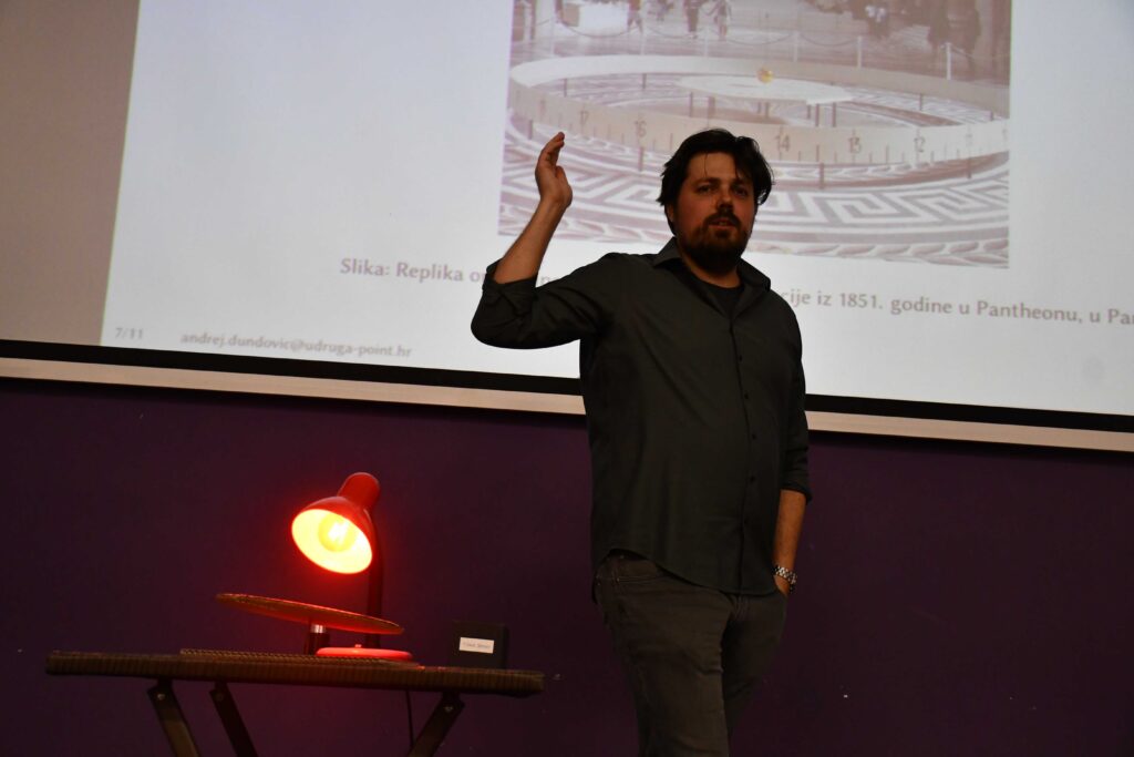 Dr. rer. nat. Andrej Dundović govori o Kiepachovim izumima 11. ožujka 2026. (foto Martin Topljak)