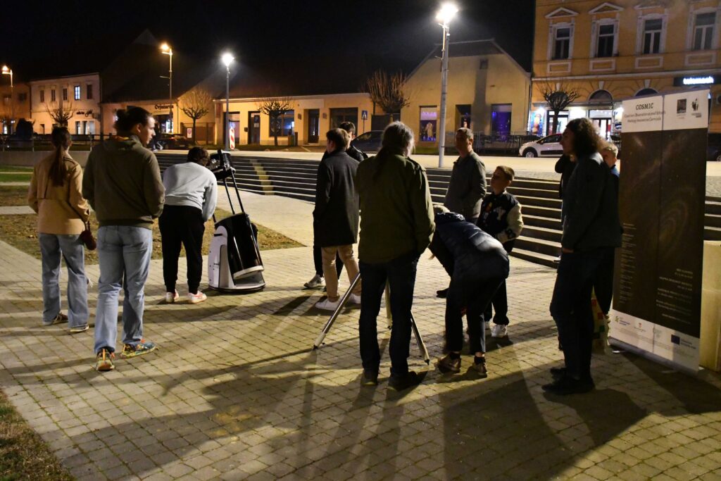 Promatranje Mjeseca i Jupitera iz središta grada 28. veljače (foto A. Dundović)