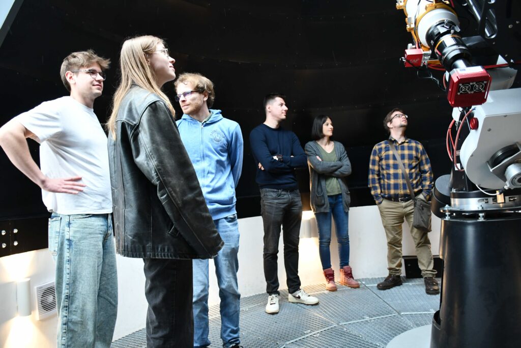 Prof. Vernesa Smolčić sa zagrebačkog PMF-a i njeni studenti na križevačkoj zvjezdarnici 25. travnja 2025. (foto iz arhive AD Perzeidi)