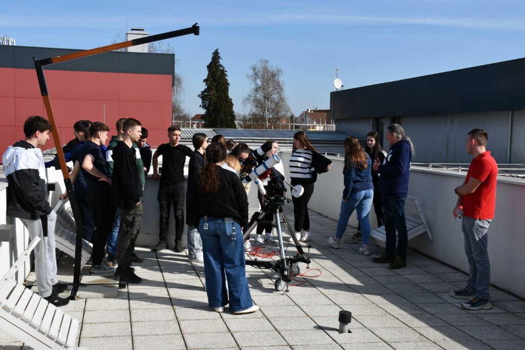 Promatranje Sunca s terase križevačke zvjezdarnice (foto iz arhive AD Perzeidi)